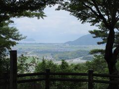 山道を登るにつれて琵琶湖方面がきれいに見えてきました。