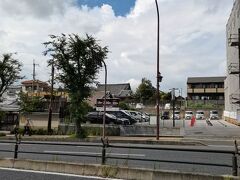 奈良公園からの帰路。やすらぎの道から高天町交差点を左折して大宮通りを西へ移動中。奥に見える寺院は蓮長寺。