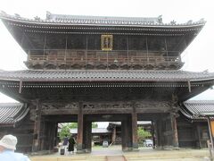 長浜別院・「大通寺」に着きました。
市指定の「山門」で江戸時代の天保11年に落成した総欅造り。
近世大型建築の傑作。