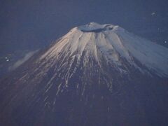 出発時間が遅れて、16時20分になりました。
機内からは、富士山をパシャ。