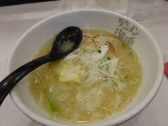 食べ物の写真ばかりですが、翌日福岡空港に行ってラーメンを食べました。
ラーメン710円、魚介ラーメン780円。
う～ん･･･