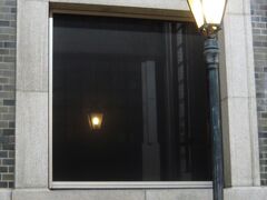 三条通り角に経つ重厚な洋式建築は「南都銀行本店」、

大正１５年築の旧六十八銀行・奈良市店として竣工されたギリシャ洋式建築です。
タイル張りの壁面に古典的な装飾を施した窓枠のガラスに映る街灯の明かりが素敵です。