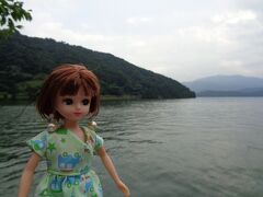 「ところで、この水月湖の底には、すっごいものが沈んでるんだよ。年縞（ねんこう）っていって、植物やプランクトンなどが毎年積もり続けてるの。まるで年輪みたいに、一年ごとに縞ができるのよ。年縞の深さは45メートルで、これは世界一の長さ。一番下は7万年前のものよ。」