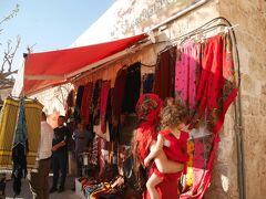 ミディヤットの旧市街（Eski Midyat）に到着です。
歴史的にスリヤーニ教徒（シリア正教徒）が多数派だったエリアですが、現在はかなりその数を減らしています。

ミディヤットは、とにかくトルコ人観光客で溢れ返っていました。
露店で売っている、鮮やかでレトロな花柄のスカーフが人気で、頭に被って、観光している女性が多かったです。
