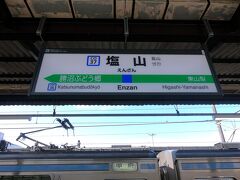 甲府行の普通電車で塩山までやってきました。