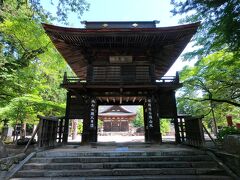 四脚門の先には立派な三門があります。恵林寺を代表する建築の１つで、山梨県指定文化財です。