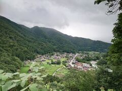 高山を後にして、一路、白川郷を目指します。

高速をつかって一時間弱で。白川郷インターへ。
そしてそのまま、展望台に向かいました。（車で10分くらい））
でもここ車で行けるんですが、
ちょっとすれ違う時は怖いですね。
運転に自身がない人は車はやめたほうがいいかも？？

「ひぐらしのなくころに」というアニメの聖地ということで
実は訪れたので、できればひぐらしが鳴くのをききたい！

と考えて、夕方向かったのですが。

駐車場についたとき
「！」
ひとなきだけ、わたしは聞きました。
他の家族は聞けなかったようで残念でしたが。

曇っていたので、このような景色。

