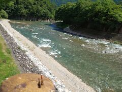 せせらぎ駐車場に車をとめて川を渡ります。

とんぼがいました。

川の水もきれいで天気もよくていい気持ちです。