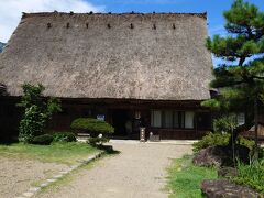 白川郷には、いくつか見学できる建物があるのですが、
囲炉裏を見たことがない息子たちのために
こちらの神田家にお邪魔しました。

ちなみに白川郷のQRコード決裁対象なので、
二割引きになります。

