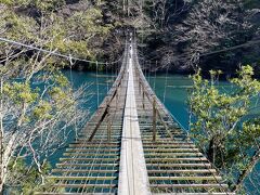 めっちゃ揺れます！！！
携帯を落とさないように注意です
そして、渡り出したら引き返せません
すれ違いできるスペースもないので、渡り出したら前に進むしかないのです