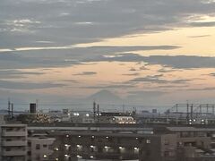 大宮を過ぎたあたりで富士山の影が見えました。
影だけでもきれいな美しい山です。
東京駅には18時52分に到着、無事に旅を終えることができました。
今回も知らない場所に色々行けて楽しかったです。界アルプスのおもちゃ持込OK,遊んでOKの温泉ルールにはなじめませんが、お子様連れにはうれしいので、私がターゲットの客層ではなかったということかもしれません。
今日の歩数は1万歩、旅行の時の普通ペースでした。
