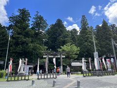 随神門バス停の近くに羽黒山の参道の入口を示す鳥居が建っています。

ここから先は広義の『出羽三山神社』の境内となりますが、本編旅行記では羽黒山頂上付近を出羽三山神社、参道を羽黒山としています。

現在は神社ですが、江戸時代以前は『羽黒山寂光寺』として、神仏習合の山岳信仰と修験道の大本山でした。