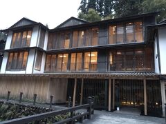 　藤屋　８室の旅館です。ここも隈研吾氏の設計だそうです。　