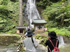 下居社の向かいに参道と京田川を挟んで『須賀の滝』があります。

京田川に架かる石橋を渡って近くまで寄ってみることにしました。