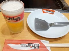 ホテルでチェックインし、ちょこっと休憩し、18：30頃道頓堀へ。
鶴橋風月道頓堀戎橋店。
壁に向かった一人席に、案内してもらいました。