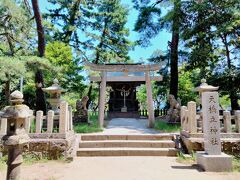 天橋立の南から北を結ぶ中間地点よりもやや手前左手にある天橋立神社は、無人の小さな神社で松林の中にひっそりと佇んでいます。
恋愛成就のパワースポットとして人気だそうで、龍伝説がいくつか残っている天橋立の中で、八大龍王を祀っています。 