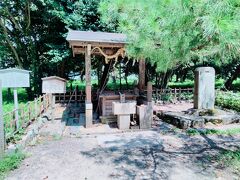 天橋立神社の左手には磯清水と呼ばれる水が湧き出る場所があります。
海のど真ん中の砂州にありながら真水が湧くという不思議な井戸で、京都府は、伏見の御香水とともに「日本名水百選」にも選定されています。
現在は飲用には適さなことからもっぱら神社の手水として使われているそう。 