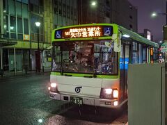 大雨の中、バスで花街の入り口にたどり着く。電車の駅から相当離れているのに、「バスセンター駅」とは少々不思議なバス停です。