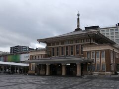 JR奈良駅前の観光案内所です。
かつての国鉄奈良駅の駅舎を保存活用しています。
この駅舎は奈良駅のころは、古都奈良の駅にふさわしい駅舎と評判だった駅舎で、奈良駅が高架建て替えの際に、保存されることになったものです。
