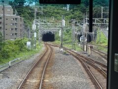最初の１駅区間は東海道線と並行して地味に複線。