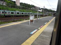 熱海駅の留置線が駅のとなりにあって、東海道線の電車が休憩中。