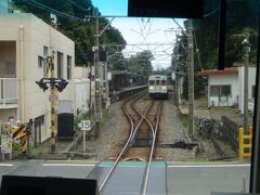 川奈駅。電車とすれ違い。