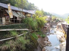 湯の峰温泉・・・1800年の歴史を持つ日本最古の温泉の一つ

河原に湧く「つぼ湯」は参詣道の一部として世界遺産登録

その周辺に湯治場の雰囲気そのままな風情感じる街並みが見られます

小倉判官が「つぼ湯」で蘇生した言い伝えより、その伝承史跡も残り、湯の峰温泉泉の湯筒で作る温泉卵も有名

約90℃の熱湯が湧き出てていて、茹でる食材は近くの売店で購入できます

卵なら12～13分くらいでOK

今回朝早くから、かぼちゃ茹でに来る地元の方もいらっしゃいました