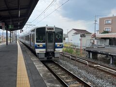 ■総社1144→伯備線新見行き→新見1246
岡山から広島、山口あたりは、首都圏の人間には珍しいいろんな形式の車両が来ます。
そこらのゲームのガチャより楽しいかもしれません。

列車はだんだん中国山地に入っていきます。
今回の旅では何か所もお城を見ました。
この近所には備中松山城という大物があります。
結構悩みましたが、今回は見送りに。駅からの二次交通が大変なんですね。
歩くって方法もあるのですが、炎天下の四万十川サイクリングで満足（疲労）しました…

通路の向こう側から高齢男女の声が聞こえてきます。酒を飲んでるらしくテンションが上がって行きます。
まぁ禁止されてるわけでもないしな～、でも昭和なオッサンオバサンが残ってるもんだな～…と思いながら嫌でも耳に入ってくる話から推測すると、どうもご夫婦という関係ではなさそう。うーむ。むしろお若いのか。(笑)