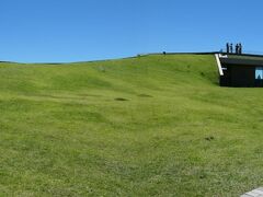 全体はこんなカンジ
緑の芝生と青空のコントラストがイイ感じ