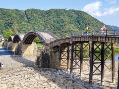 昨日は、津和野駅から途中下車することなく、新山口→岩国まで、アクセスし、岩国駅前に宿泊いたしました。
本日は、その宿泊したホテル前に錦帯橋行のバスが通りますのでバスにのり、15分程度で、錦帯橋に到着です。
バスの運行会社は、いわくにバスと防長交通があるようです。