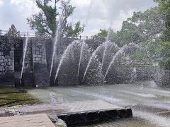 公園内には、噴水が多くあり、中央の大噴水の放水時は、水が大きくアーチ状を連ねています。