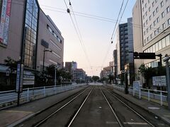 ■電鉄富山駅・エスタ前停留所
ただ今の時刻は５時15分、ここを通る市内電車（路面電車）は30分後の５時45分（岩瀬浜行）です。停留所を眺めながら電鉄富山駅へ向かいます。