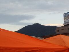 黒崎駅から見た皿倉山
皿倉山に夜景を見に行こうと八幡駅へ向かう。