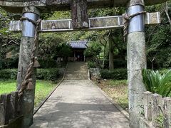 二つ目の鳥居をくぐって

社殿に参拝

地元の子ども3名も来ていました