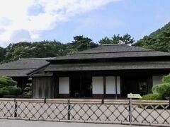 掬月亭。江戸初期に建てられた茶室で、京都金閣寺と同じ造りの屋根だそうです。こけら葺きというらしいです。