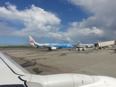久米島空港で給油できないので、那覇で給油のためいったん全員降機します。