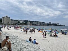 海水浴客が多かったです。
白い砂浜を見たよという感じ。