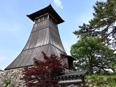 ●辰鼓楼

さっそく町のシンボルにもなっている「辰鼓楼」の下へ。
こちらは明治時代初期の1881年に建てられ、札幌市の時計台に次いで日本国内で２番目に古い時計台なんだとか。