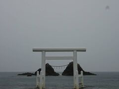 桜井神社二見ヶ浦の夫婦岩と鳥居
〒819-1304 福岡県糸島市志摩桜井
https://fukuoka-itoshima.com/sakuraijinjafutamigauratorii/

翌日。生憎の雨。というか、時間帯によっては豪雨になりました。
まず、ホテルから、北上し、海岸へ。夫婦岩は海岸から約150メートルの海中に屹立しています。フォトジェニックな写真を撮ろうと思っていたけど、天候が悪いので、いまいち。人がいないのはよかったけども。