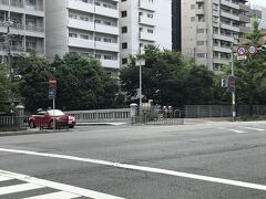 現在の戻橋を臨む。外車だー！