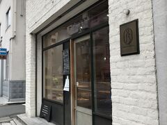 Googleマップでレビューの多かったパン屋さんへ行ってみる。入るまえからお客さんが吸い込まれていくので期待が高まります。

内部はとても狭かったので、新規の私はある程度、外から品定めをし、決めたら中にはいって即トングで取ってお会計！バーガーも買ってみた！