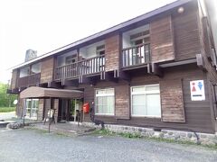 こちらは、鳩待山荘。
鳩待峠は尾瀬ヶ原・至仏山・アヤメ平の登山口としてに、尾瀬散策や至仏山登山の拠点となっており、宿泊施設もあります。

▼鳩待山荘
https://www.tokyo-pt.co.jp/oze/mountain-villa/hatomachi