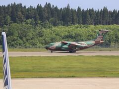 秋田空港は航空自衛隊と共用しています。土曜日にはブルーインパルスがイベントのため、飛来しました。そのイベント「東北絆祭り」を見学するため、秋田市内の八橋公園へ向かいます。空港ターミナルビル横にある、ドラグーンレンタカーで日産ノートを借り、３０分で県庁前に。