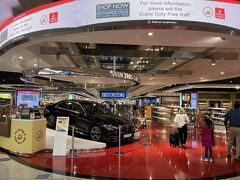 ドバイにはほぼ定刻で到着。ドバイの空港も空いてると思ったけど、この時4時過ぎ。7時くらいにはかなりの人でコロナ禍ということを忘れそう。アザーンが流れると中東に居るなーと思う。
免税店エリアは人が多く、ノーマスクの人も多い。帰りのPCR検査が心配だったので、ターミナル間移動の電車のホームのところで暇つぶし。人がほとんど居ないし、WiFi飛んでるし、良い場所だった。