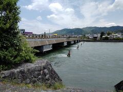 宇治川は、大雨のため水位が高く流れを見ていると少し怖いですね。