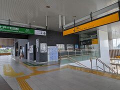 おはようございます
今回は青森から函館へ一泊二日の弾丸旅行です
と言っても津軽海峡を跨ぐだけなのでかなり近場です
出発は東北新幹線の七戸十和田駅。
まだ新しくてとてもきれいな駅です。