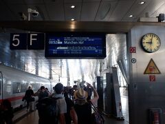　日本からネットで予約していた電車が来ないし、時刻表にも乗っていないし、と思いながらフランクフルト空港駅で係員に聞くと、切符の予約がフランクフルト空港駅ではなく、フランクフルト中央駅からされていることが判明、しかも予約変更不可。係員に聞くと、聞く人聞く人違うこと言うけど、取り敢えず遅れてきた電車に乗って、マンハイム駅で降りてみる。