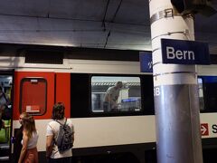 　地下ホームのベルン中央駅に到着です。