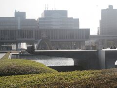 平和記念公園、そして原爆資料館を望みます。