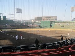 マツダスタジアムが完成したあとですが、まだ広島市民球場があったので入ってみました。
なかでは草野球をしている方々がいました。うらやましかったです。